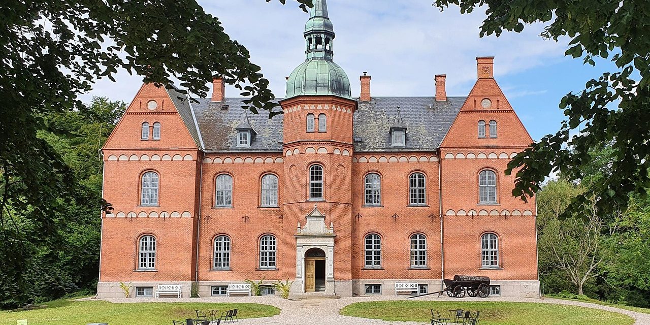 karsten_madsen-manor-house-5423942_1280